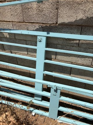 Puerta de rejas azul