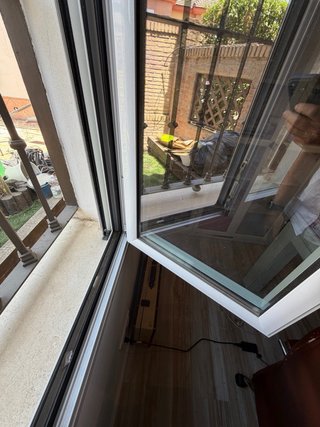 Ventana aluminio oscilo batiente. Varias unidades