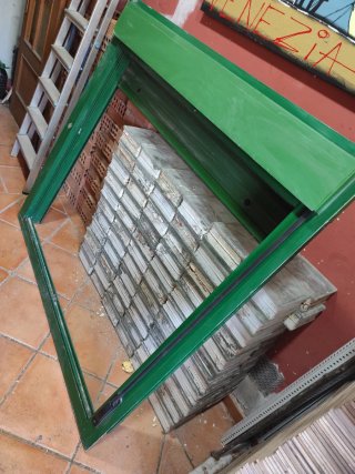 Ventana PVC con persiana verde Y sus ventanas.