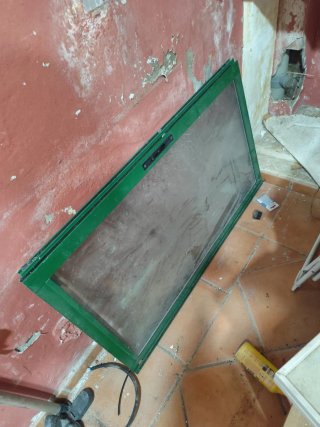 Ventana PVC con persiana verde Y sus ventanas.
