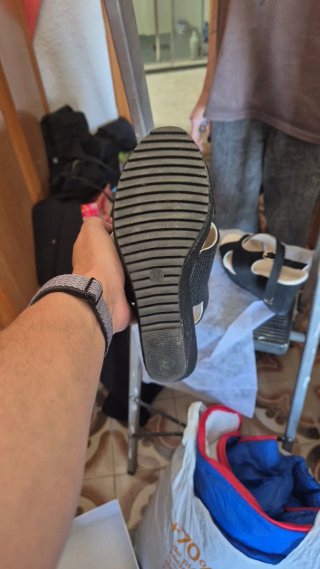 Zapatos de cuña negras y beige