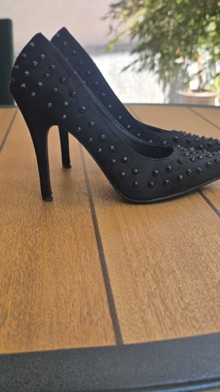 Décolleté nere scamosciate con borchie tg.37