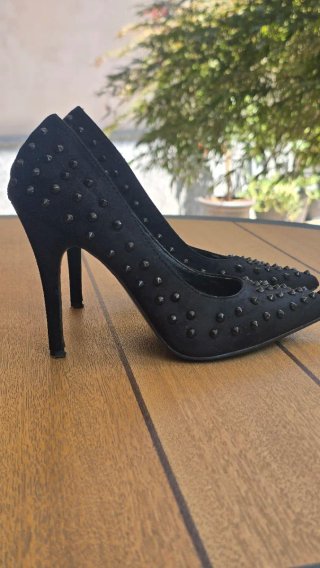 Décolleté nere scamosciate con borchie tg.37