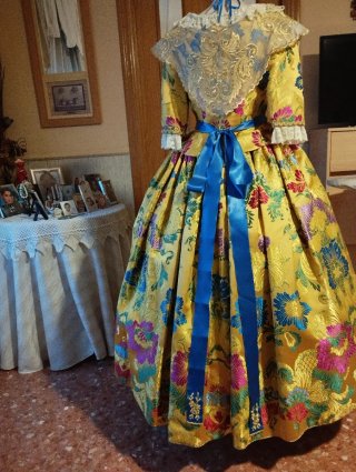 Traje de Fallera dorado y fondo amarillo