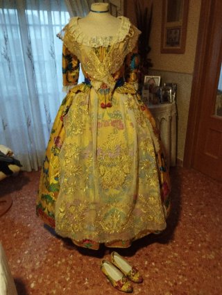 Traje de Fallera dorado y fondo amarillo