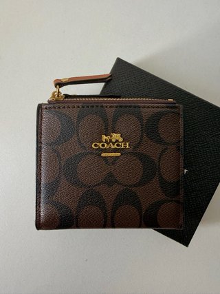 Carteira Coach Monograma Marrom Dourada