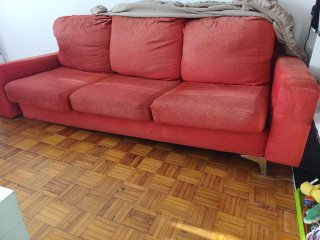 Sofá rojo de tela