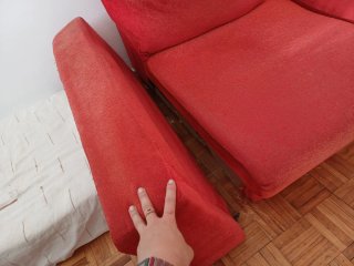 Sofá rojo de tela