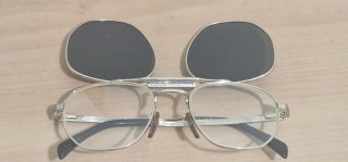 Gafas David Beckham Doradas con Clip negro.