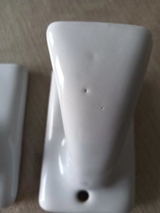 2 Perchas de Porcelana Blancas. Antiguas