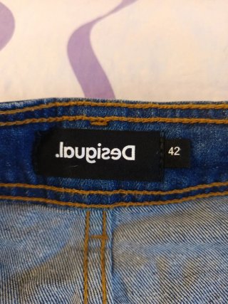 Pantalón tejano largo con bordado floral