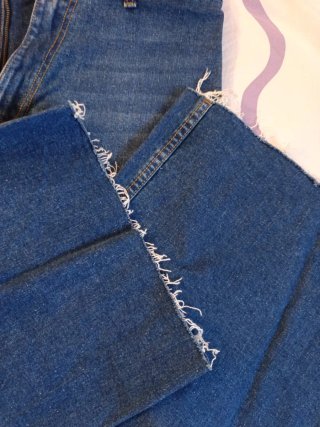 Pantalón tejano largo con bordado floral