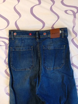 Pantalón tejano largo con bordado floral