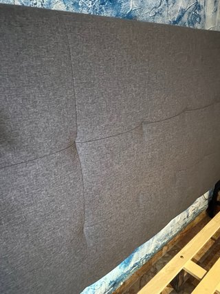 Cama con colchón y cabecero gris