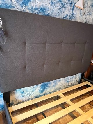 Cama con colchón y cabecero gris