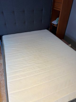 Cama con colchón y cabecero gris