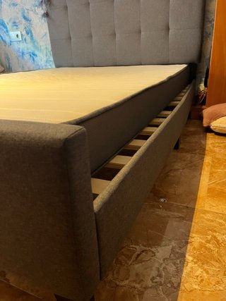 Cama con colchón y cabecero gris