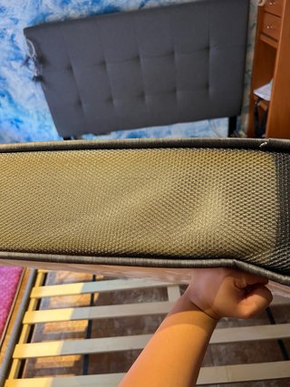 Cama con colchón y cabecero gris