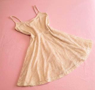 Vestido corto de encaje crema, muy bueno