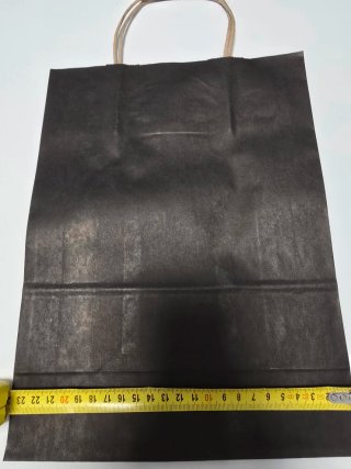 Bolsas de papel negras y marrones