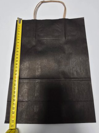 Bolsas de papel negras y marrones