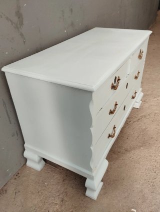 Cómoda antigua pintada celeste