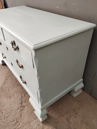 Cómoda antigua pintada celeste