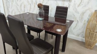 Mesa Comedor Cristal Marrón y 4 Sillas