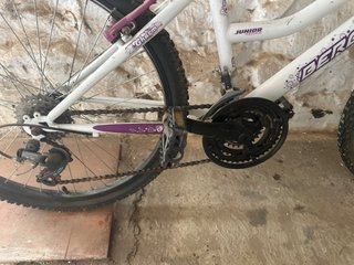 Bicicleta infantil blanca y morada