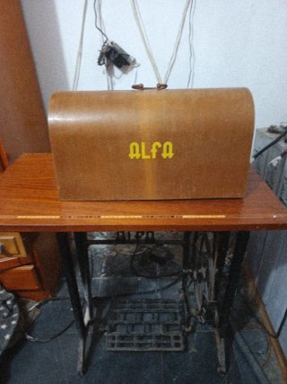 Máquina de coser Alfa antigua