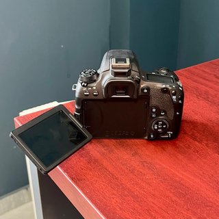 Canon EOS 77D + 18-135mm NANO USM
