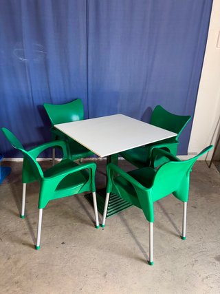 JUEGO MESA Y 4 SILLA VERDE DISPONIBLE 15 JUEGOS