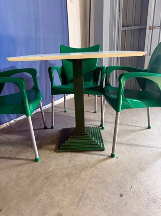 JUEGO MESA Y 4 SILLA VERDE DISPONIBLE 15 JUEGOS