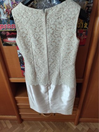 Vestido de noche y chaqueta beige
