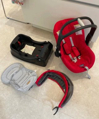 Seggiolino auto e marsupio Chicco Auto-Fix
