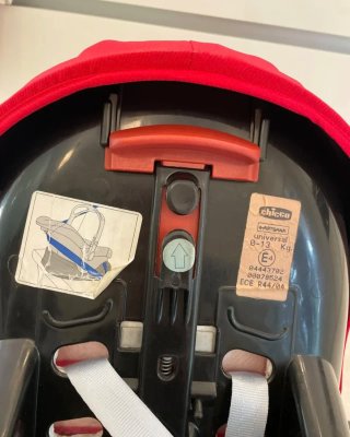 Seggiolino auto e marsupio Chicco Auto-Fix