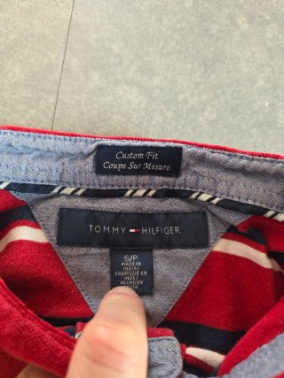 Polo Tommy Hilfiger a righe rosse e blu taglia S