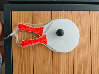 Palas de playa de madera con pelota