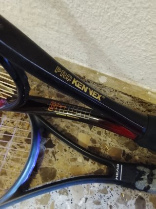Raquetas de tenis HEAD y KENNEX con fundas