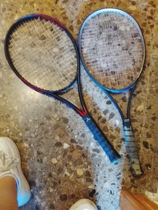 Raquetas de tenis HEAD y KENNEX con fundas