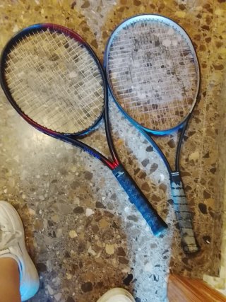 Raquetas de tenis HEAD y KENNEX con fundas