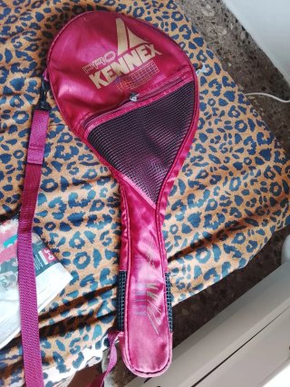 Raquetas de tenis HEAD y KENNEX con fundas