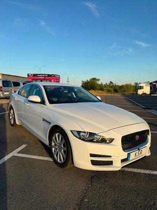 Jaguar XE 2.0 180 Portfolio 4p