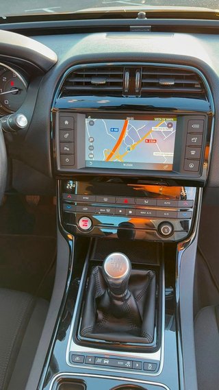Jaguar XE 2.0 180 Portfolio 4p