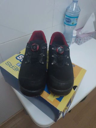 Zapatos de seguridad negros con detalles rojos