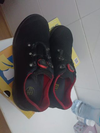 Zapatos de seguridad negros con detalles rojos