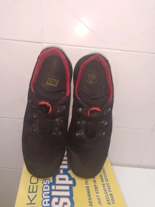 Zapatos de seguridad negros con detalles rojos