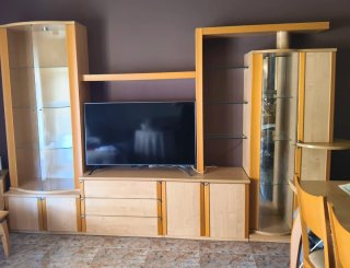 Mueble de salón madera y cristal.