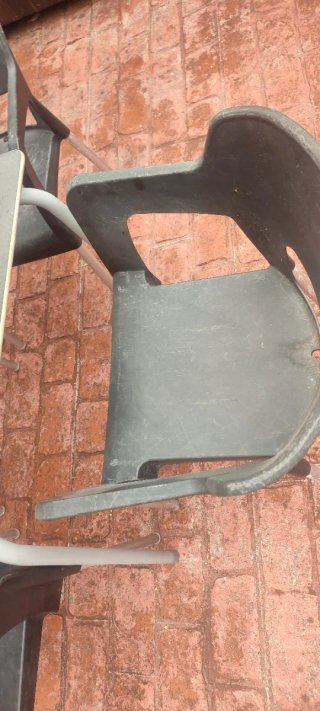 Mesa y 4 sillas de plástico negro