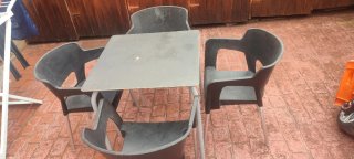 Mesa y 4 sillas de plástico negro